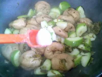 ズッキーニとピクルスのマスタードグリーン、揚げグルテン炒めの作り方：9