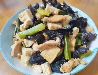 キクラゲと木綿豆腐の鶏胸肉煮込みのレシピ