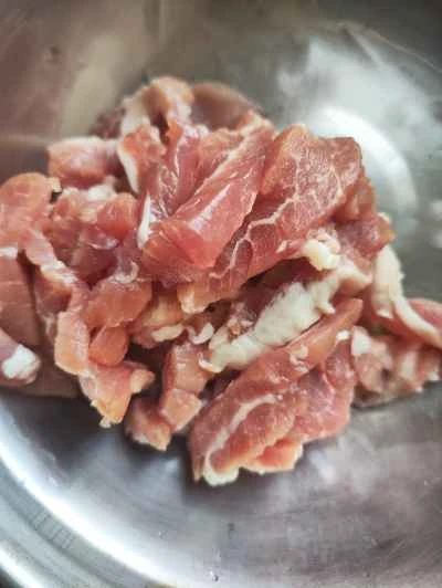 豚肉スライスとベビーチンゲン菜の炒め物を作る手順：2