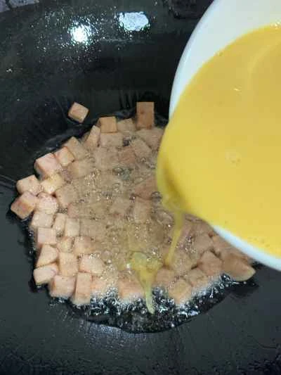 ランチョンミートとスクランブルエッグの作り方：4