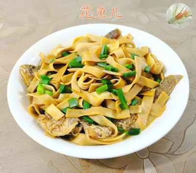 豆腐の皮を持つ小さな黄色いニベ