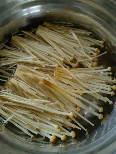 エノキ茸と牛肉のサラダの作り方：1