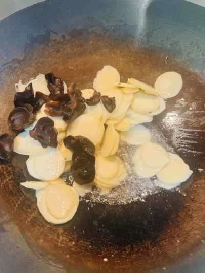 クワイとキクラゲの炒め物の作り方：2