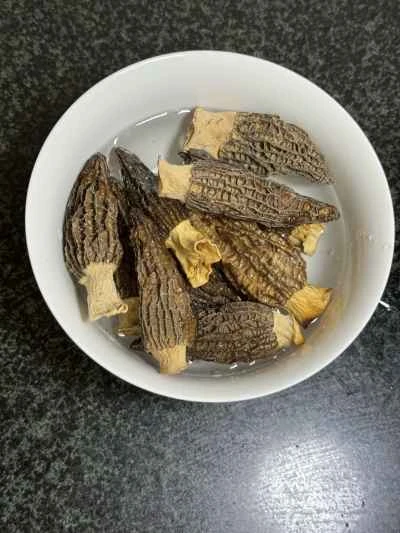 アミガサタケを詰めたエビペーストの作り方：1