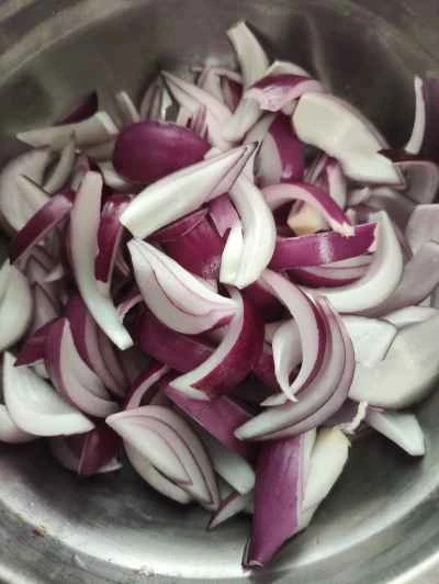 玉ねぎ入りスクランブルエッグの作り方:1