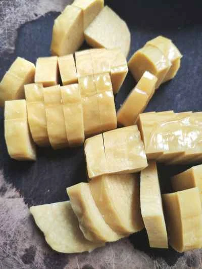 冬筍と豚肉の薄切りの黄キビ餅炒めの作り方：1