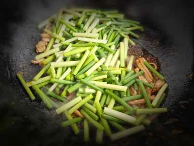 ニンニクの芽と豚肉の炒め物の作り方：5