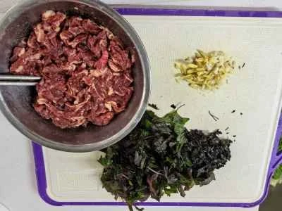 牛肉とシソの炒め物の作り方：1