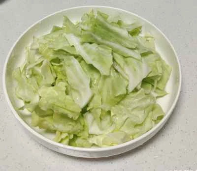 キャベツとキュウリのスライス炒めの作り方：2