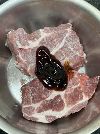 サテソースで炒めた豚バラ肉の作り方：2