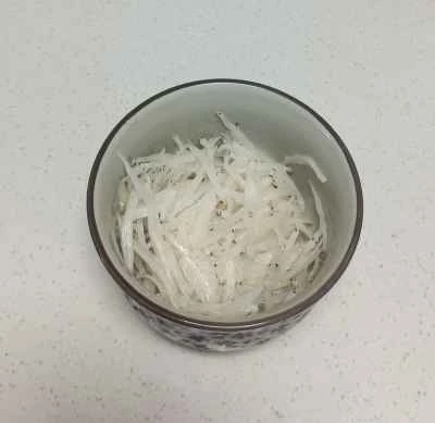 小さな銀色の魚を使った目玉焼きの作り方：1