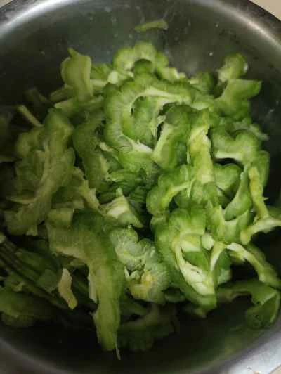 ゴーヤと黒豆、ニンニクの炒め物を作る手順：1