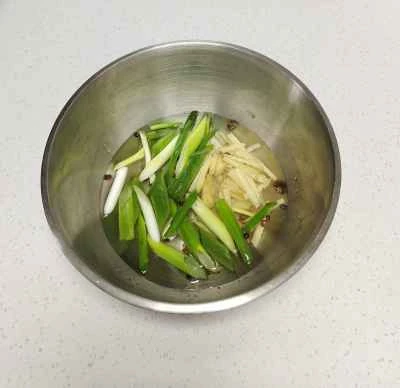 カリカリに揚げた魚の細切りを作る手順：1