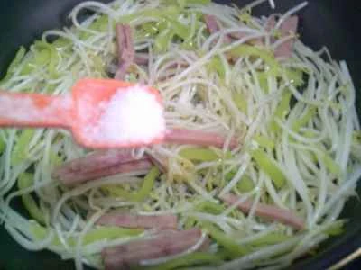 ピーマン、ランチョンミート、もやしの炒め物の作り方：8