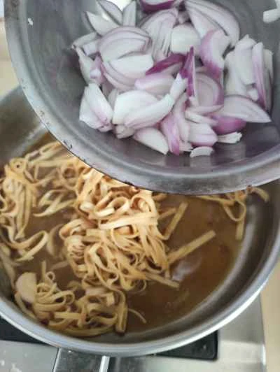 玉ねぎと豆腐の皮の炒め物の作り方：5