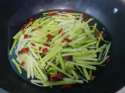 セロリと豚肉の炒め物の作り方：2