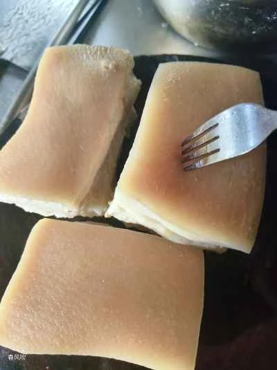 塩漬けカラシナとタロイモを使った豚バラ肉の煮込みの作り方：4