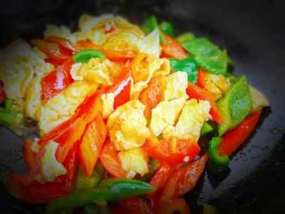 緑と赤のピーマン入りスクランブルエッグの作り方：7