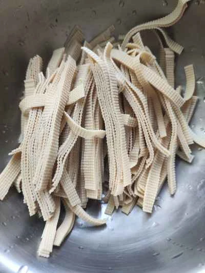 豆腐の皮と高菜の漬物の炒め物の作り方：1