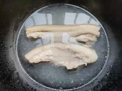 豚バラ肉と赤ピーマンの炒め物の作り方：1