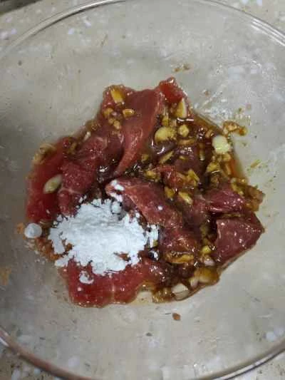 サテソースで豆腐皮と牛肉の蒸し煮を作る手順：5