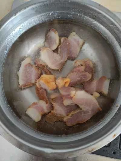 ニンジン、カリフラワー、塩漬け豚肉の炒め物の作り方：1