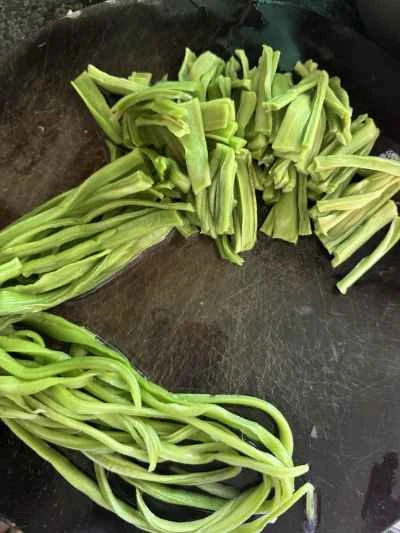 塩漬けマスタードグリーンを使った牛肉サラダの作り方：5