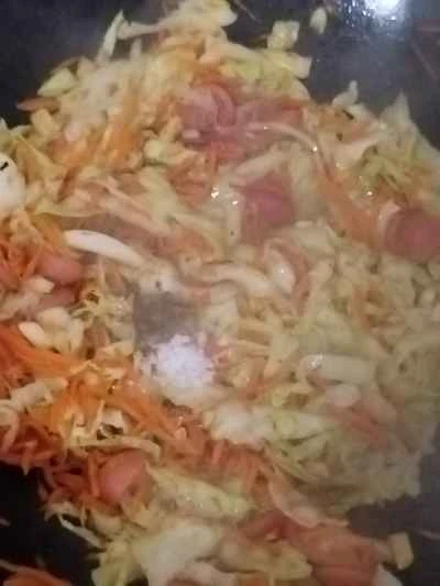 キャベツとニンジンとソーセージの炒め物の作り方：8