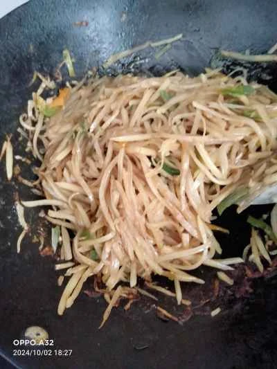 酢で炒めた千切りジャガイモの作り方：11