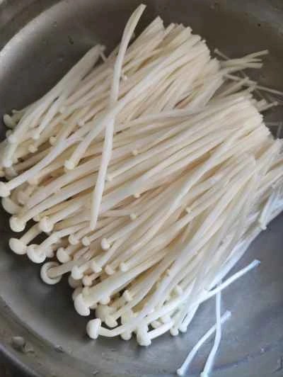 にんにくエノキ茸入り蒸し豚肉の作り方：2