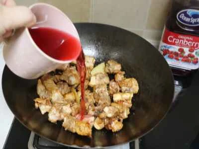 クランベリージュースで煮込んだ豚スペアリブの作り方：6