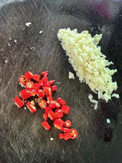 蒸し牛肉と米麺のロールを作る手順：1