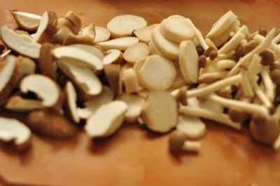 「きのこ家族の再会」料理を作る手順：1