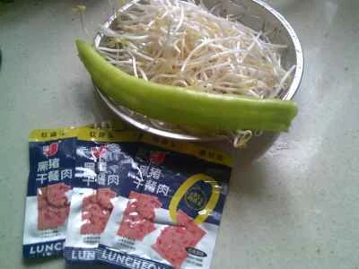 緑豆もやしとピーマンとランチョンミートの炒め物の作り方：1