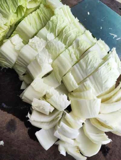 固めの豆腐とキャベツの煮込みの作り方：1