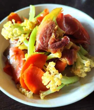 ニンジン、カリフラワー、塩漬け豚肉の炒め物のレシピ