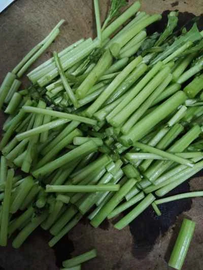 中華ソーセージと菊菜の炒め物の作り方:2