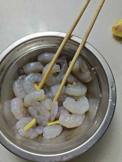 エビとアスパラガスの炒め物の作り方：1