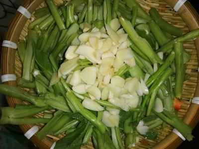 空芯菜の茎と赤唐辛子の炒め物の作り方：1