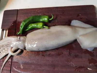 スパイシーなイカ巻き炒めの作り方：1