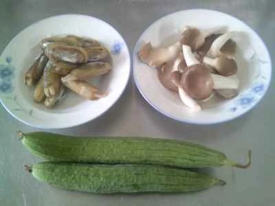 ヘチマとアサリの炒め物を作る手順：1