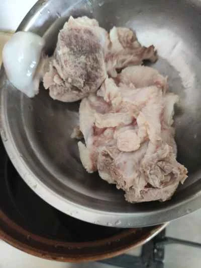 トウモロコシと長豆を使った豚骨煮込みの作り方：4