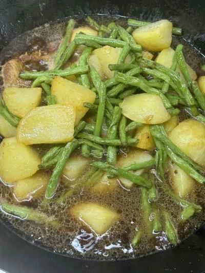 豚スペアリブ、ジャガイモ、インゲン、春雨の煮込みの作り方：15