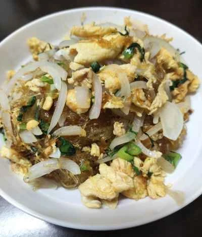 タロイモと春雨を玉ねぎと卵で炒める手順：9