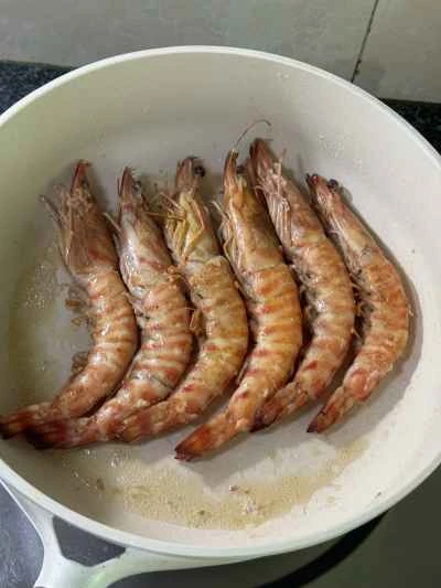 バターで揚げたエビの作り方:4