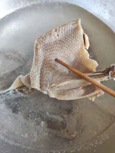 みじん切りにしたニンニクと生姜で蒸した鴨肉の作り方：2