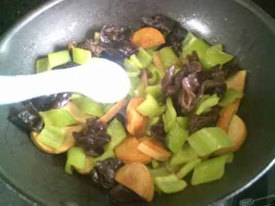 ベジタリアンチキンと黒キクラゲとピーマンの炒め物の作り方：8