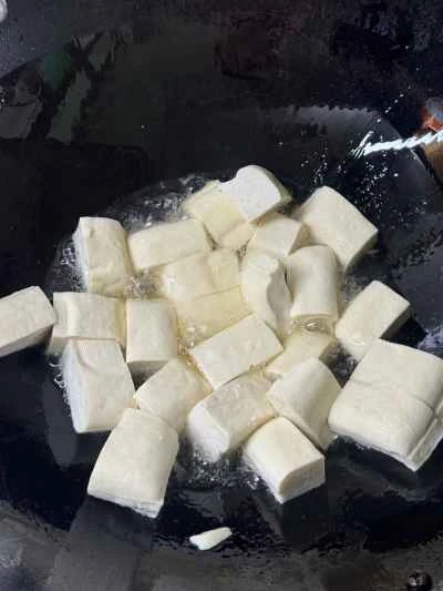 キャベツと豆腐のピクルスで煮込んだ黄ナマズの作り方：5