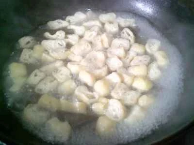 揚げ豆腐の細切りと鴨の血の煮込みの作り方：7