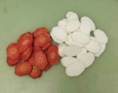 山芋、ニンジン、赤ピーマンの炒め物の作り方：1